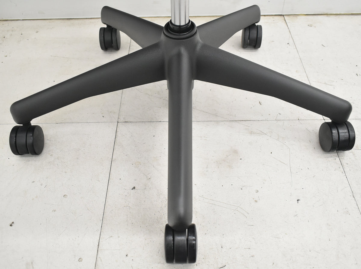 【中古】ハーマンミラー　 アーロンチェア　Bサイズ　可動肘（レバータイプ）ポスチャーフィット　リクライニング範囲調整機能付（前傾機能はありません）昇降ガス新品交換済　ブラック　2025122003【中古オフィス家具】