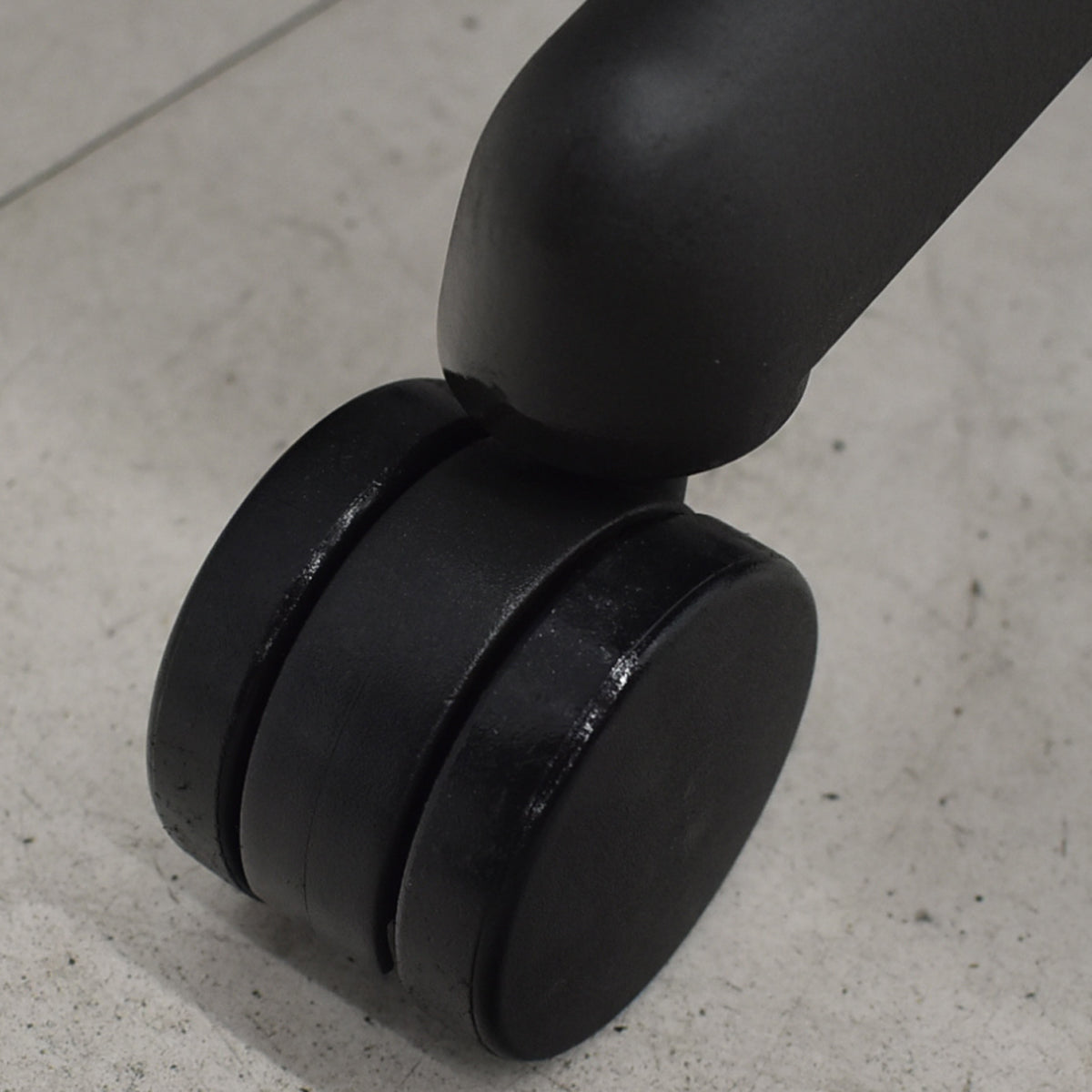 【中古】ハーマンミラー　 アーロンチェア　Bサイズ　可動肘（レバータイプ）ポスチャーフィット　リクライニング範囲調整機能付（前傾機能はありません）昇降ガス新品交換済　ブラック　2025122003【中古オフィス家具】