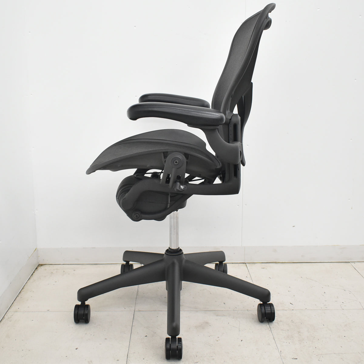 【中古】ハーマンミラー　 アーロンチェア　Bサイズ　可動肘（レバータイプ）ポスチャーフィット　リクライニング範囲調整機能付（前傾機能はありません）昇降ガス新品交換済　ブラック　2025122003【中古オフィス家具】