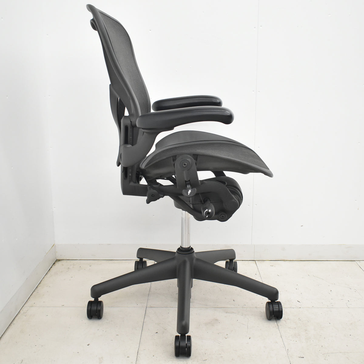 【中古】ハーマンミラー　 アーロンチェア　Bサイズ　可動肘（レバータイプ）ポスチャーフィット　リクライニング範囲調整機能付（前傾機能はありません）昇降ガス新品交換済　ブラック　2025122003【中古オフィス家具】