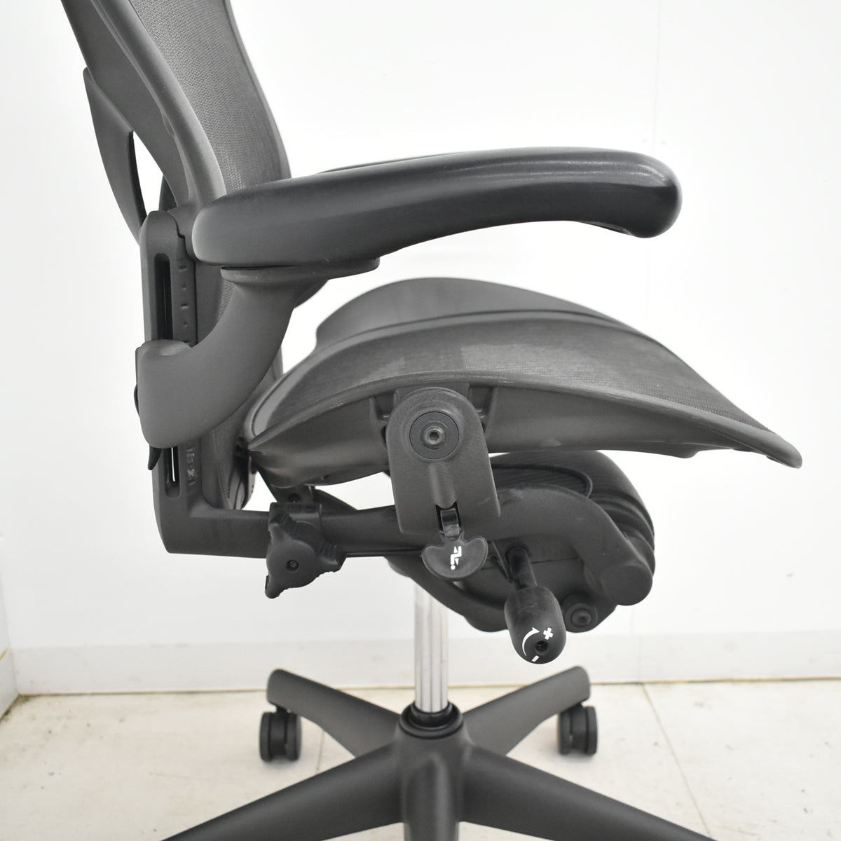 【中古】ハーマンミラー　 アーロンチェア　Bサイズ　可動肘（レバータイプ）ポスチャーフィット　リクライニング範囲調整機能付（前傾機能はありません）昇降ガス新品交換済　ブラック　2025122003【中古オフィス家具】