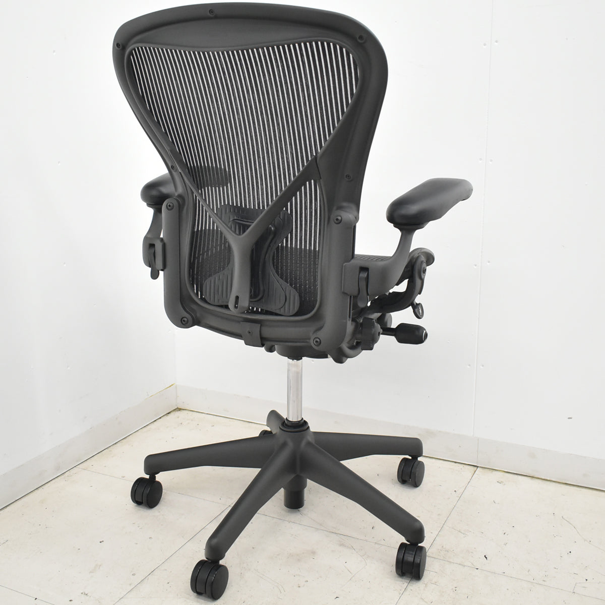 【中古】ハーマンミラー　 アーロンチェア　Bサイズ　可動肘（レバータイプ）ポスチャーフィット　リクライニング範囲調整機能付（前傾機能はありません）昇降ガス新品交換済　ブラック　2025122003【中古オフィス家具】
