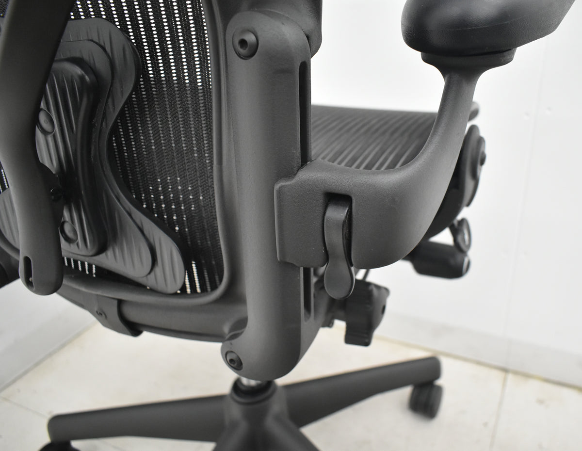 【中古】ハーマンミラー　 アーロンチェア　Bサイズ　可動肘（レバータイプ）ポスチャーフィット　リクライニング範囲調整機能付（前傾機能はありません）昇降ガス新品交換済　ブラック　2025122003【中古オフィス家具】