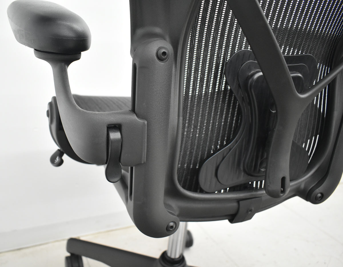 【中古】ハーマンミラー　 アーロンチェア　Bサイズ　可動肘（レバータイプ）ポスチャーフィット　リクライニング範囲調整機能付（前傾機能はありません）昇降ガス新品交換済　ブラック　2025122003【中古オフィス家具】
