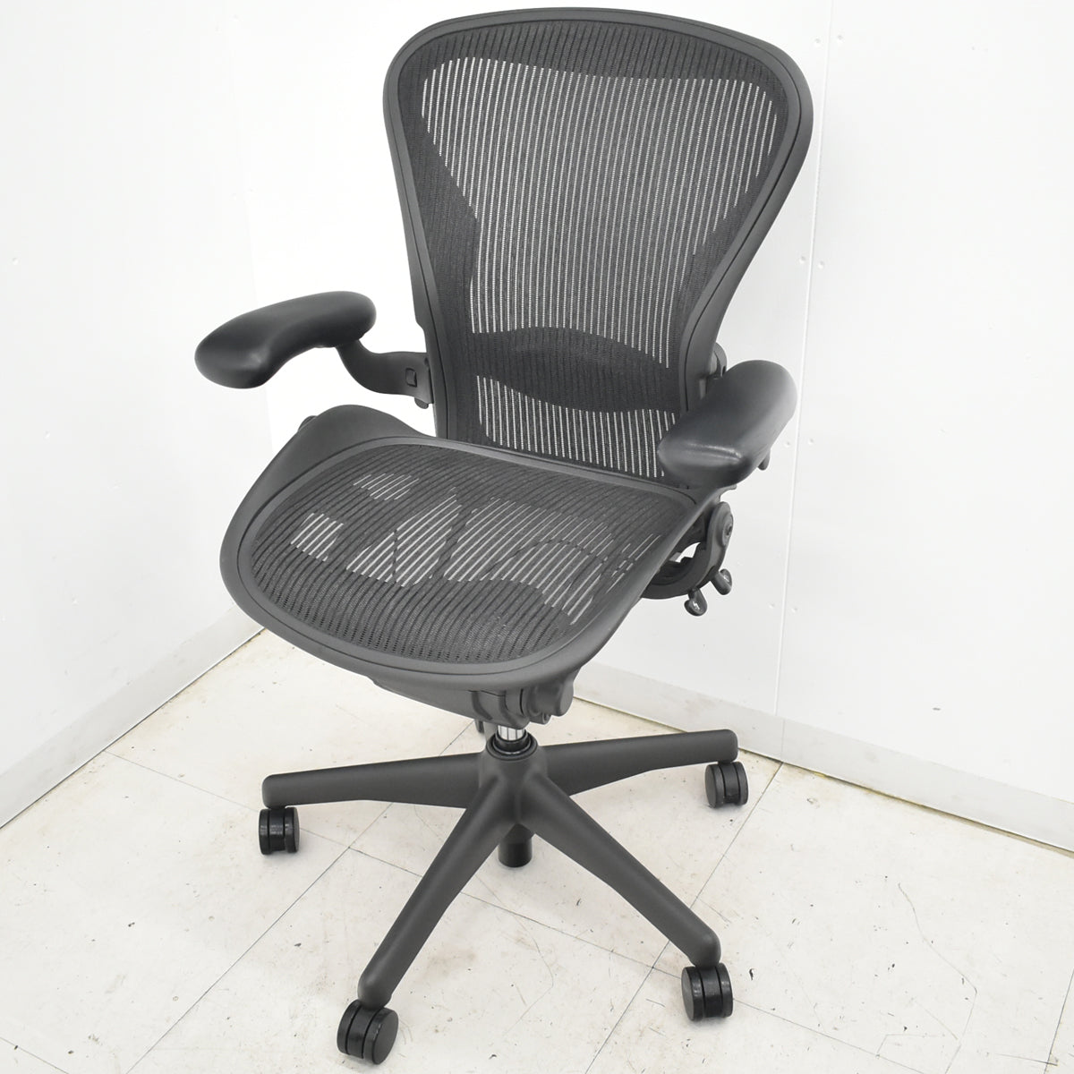 【中古】ハーマンミラー　アーロンチェア　Bサイズ　フル装備　ランバーサポート　可動肘（レバータイプ）　昇降ガス新品交換済　ブラック　2025122004【中古オフィス家具】