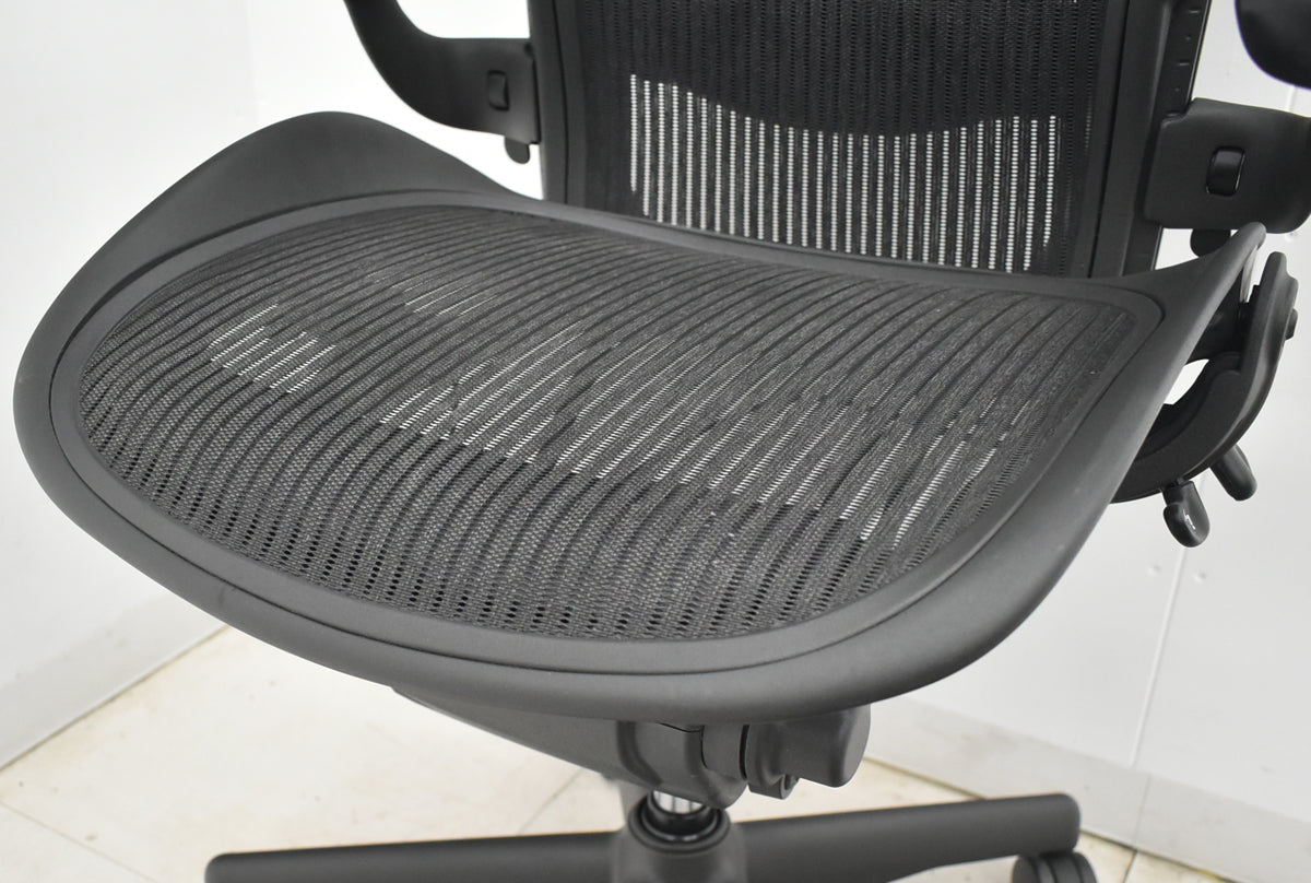【中古】ハーマンミラー　アーロンチェア　Bサイズ　フル装備　ランバーサポート　可動肘（レバータイプ）　昇降ガス新品交換済　ブラック　2025122004【中古オフィス家具】