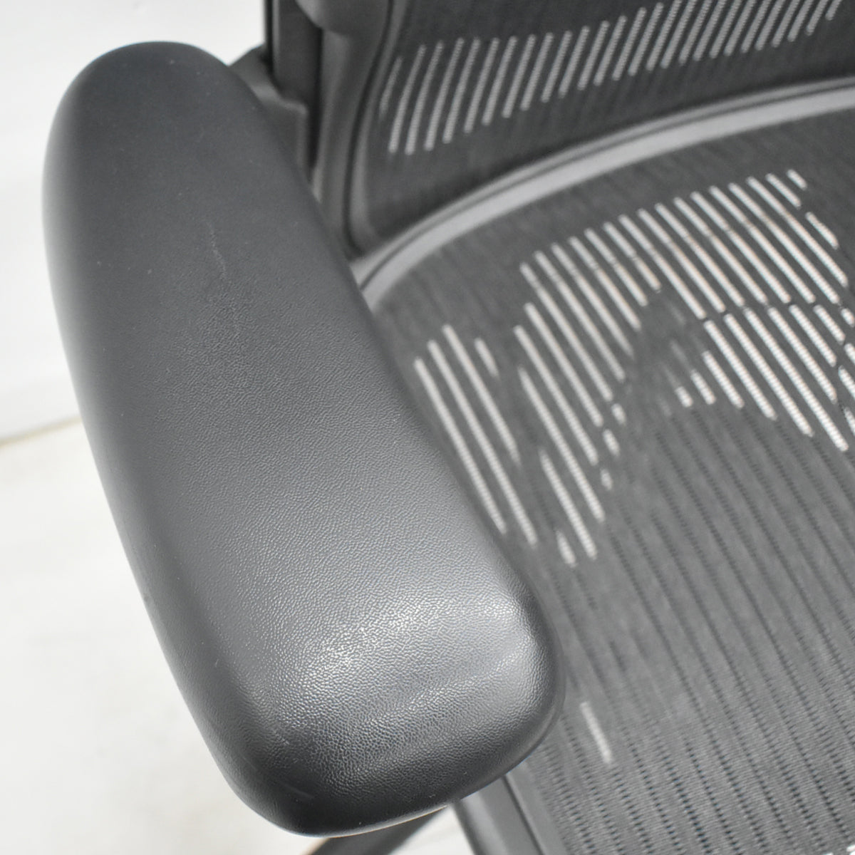 【中古】ハーマンミラー　アーロンチェア　Bサイズ　フル装備　ランバーサポート　可動肘（レバータイプ）　昇降ガス新品交換済　ブラック　2025122004【中古オフィス家具】