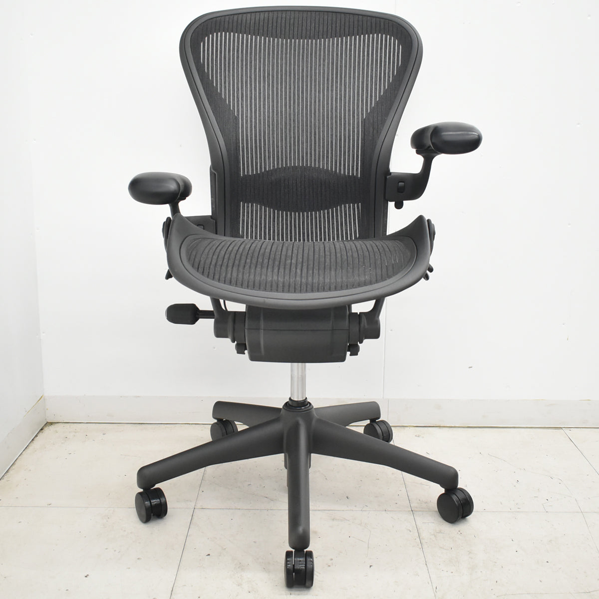 【中古】ハーマンミラー　アーロンチェア　Bサイズ　フル装備　ランバーサポート　可動肘（レバータイプ）　昇降ガス新品交換済　ブラック　2025122004【中古オフィス家具】