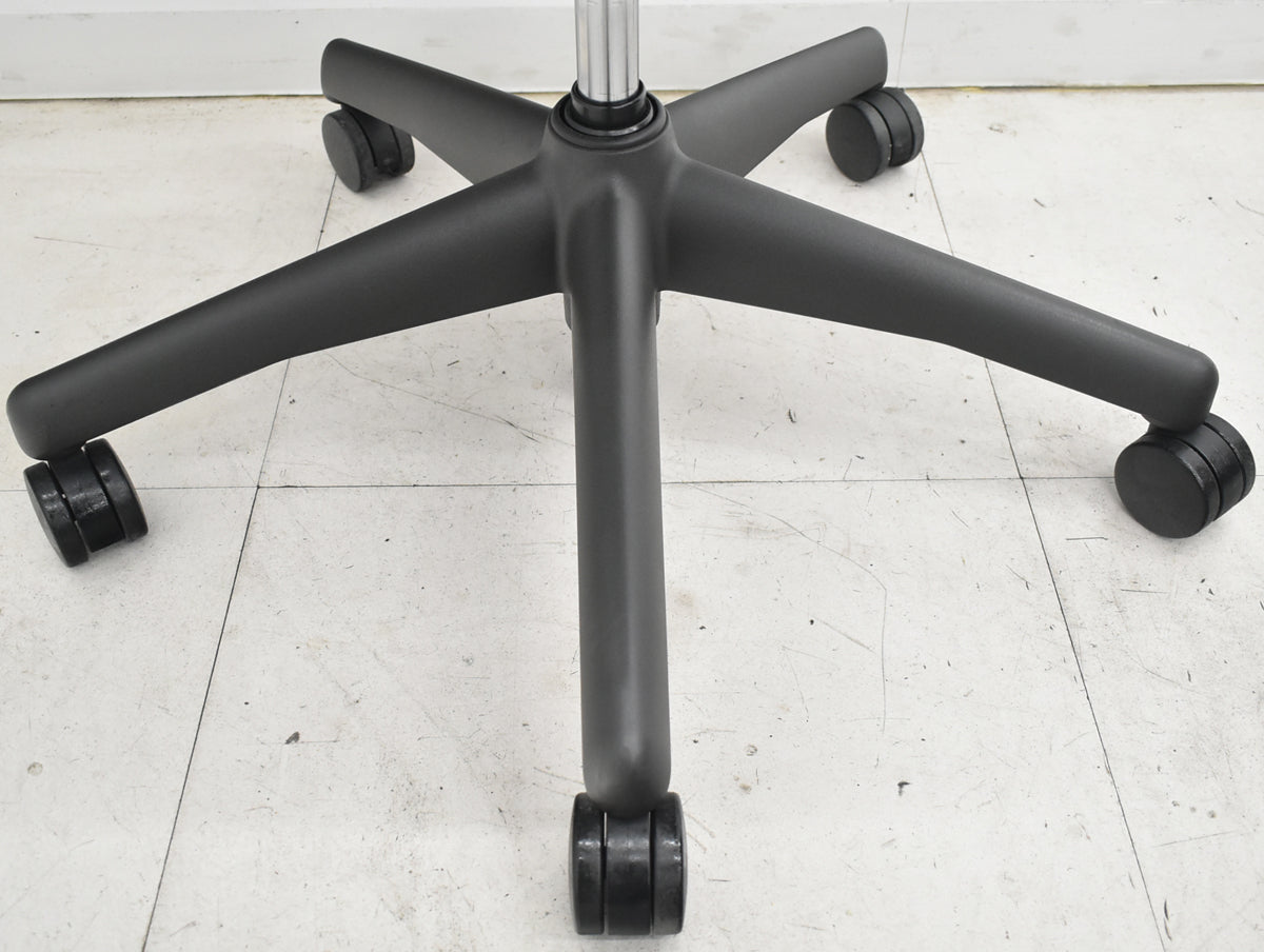 【中古】ハーマンミラー　アーロンチェア　Bサイズ　フル装備　ランバーサポート　可動肘（レバータイプ）　昇降ガス新品交換済　ブラック　2025122004【中古オフィス家具】