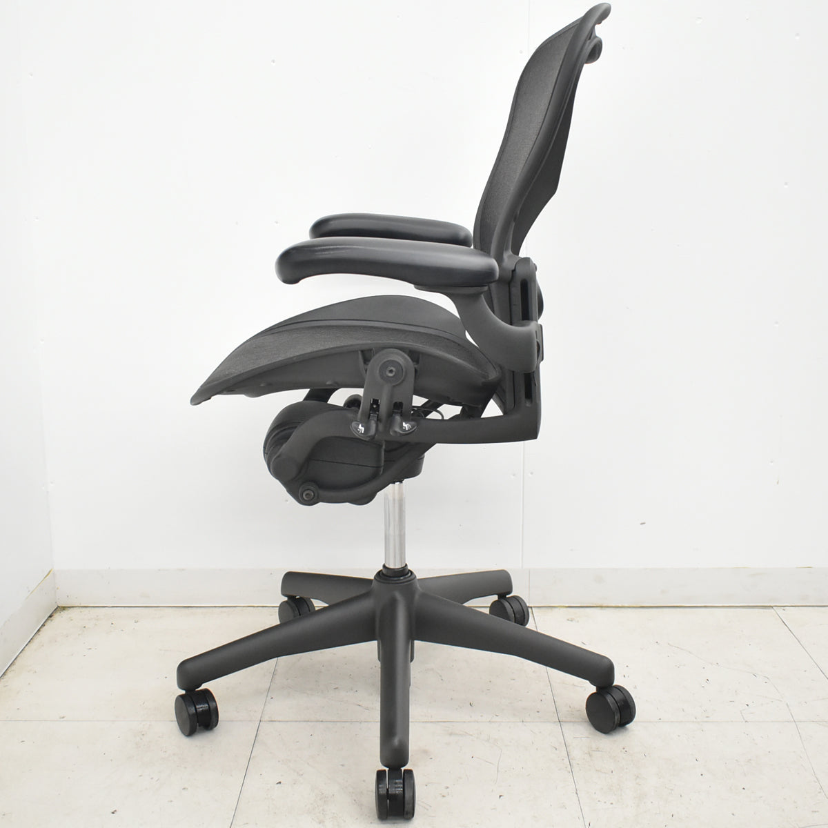 【中古】ハーマンミラー　アーロンチェア　Bサイズ　フル装備　ランバーサポート　可動肘（レバータイプ）　昇降ガス新品交換済　ブラック　2025122004【中古オフィス家具】