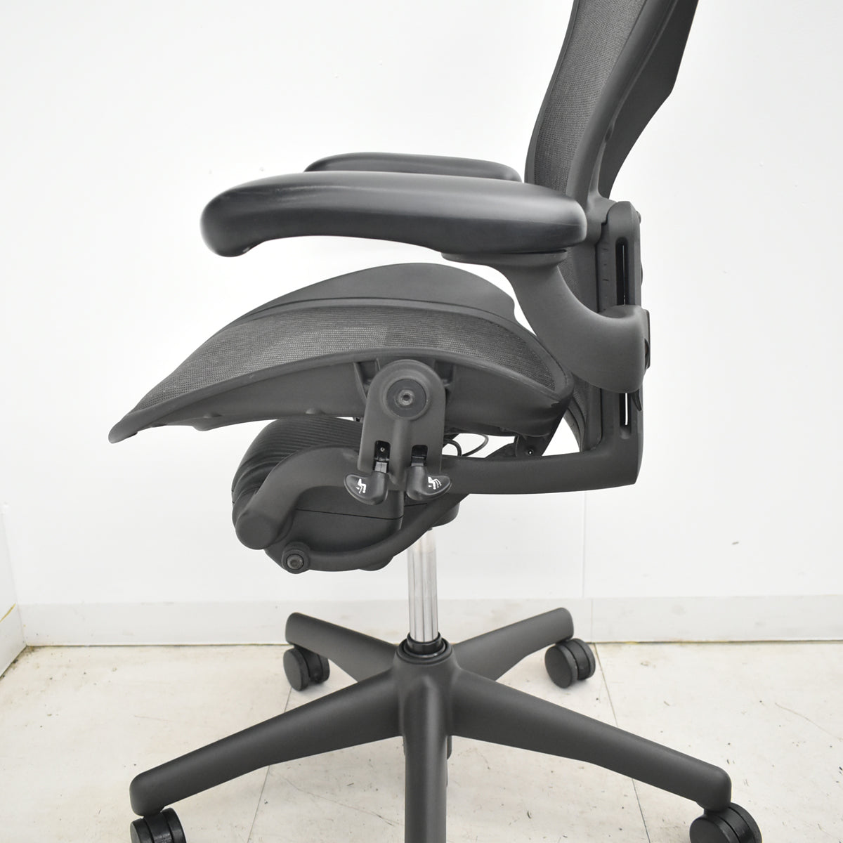 【中古】ハーマンミラー　アーロンチェア　Bサイズ　フル装備　ランバーサポート　可動肘（レバータイプ）　昇降ガス新品交換済　ブラック　2025122004【中古オフィス家具】