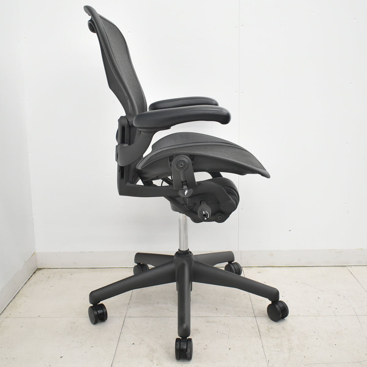【中古】ハーマンミラー　アーロンチェア　Bサイズ　フル装備　ランバーサポート　可動肘（レバータイプ）　昇降ガス新品交換済　ブラック　2025122004【中古オフィス家具】