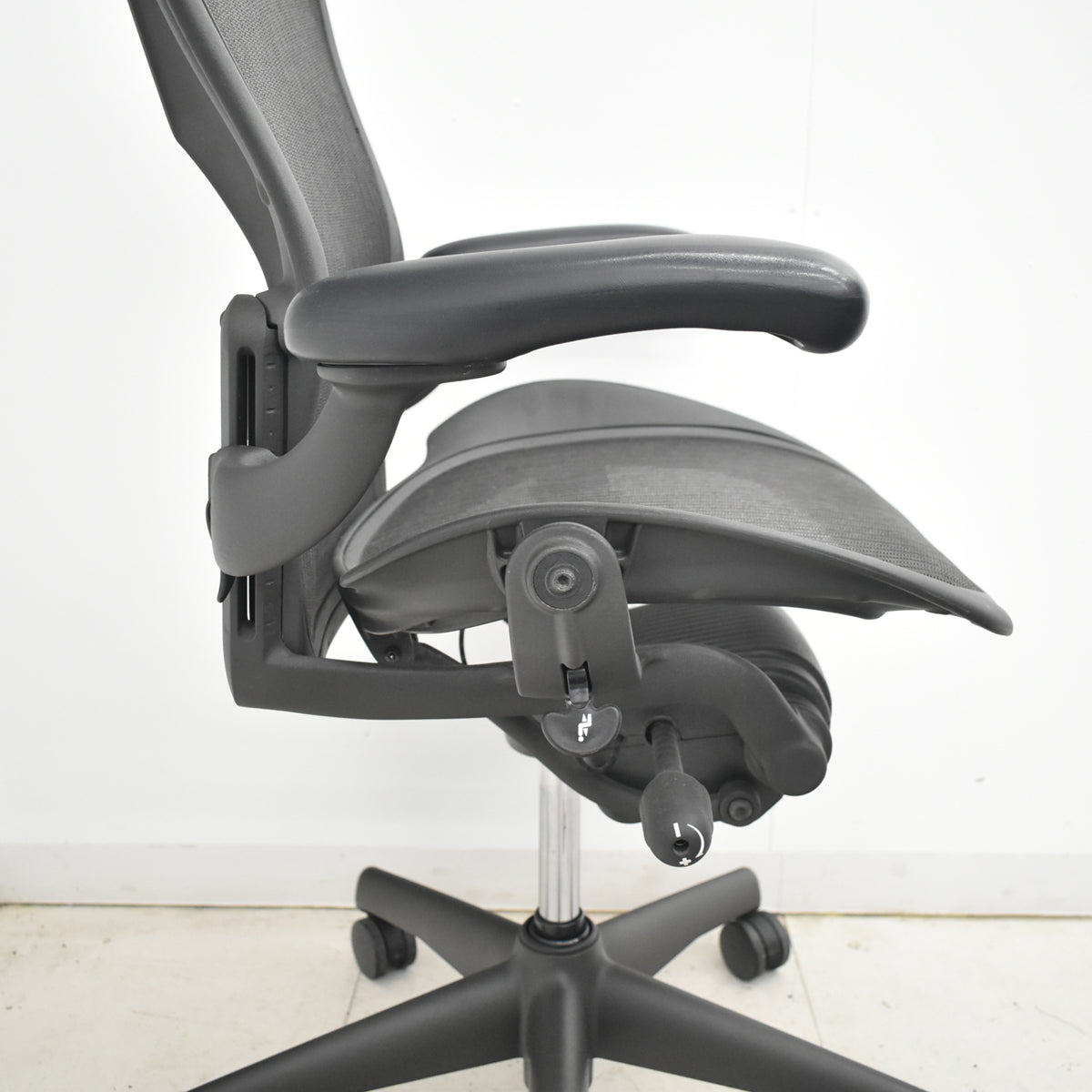 【中古】ハーマンミラー　アーロンチェア　Bサイズ　フル装備　ランバーサポート　可動肘（レバータイプ）　昇降ガス新品交換済　ブラック　2025122004【中古オフィス家具】