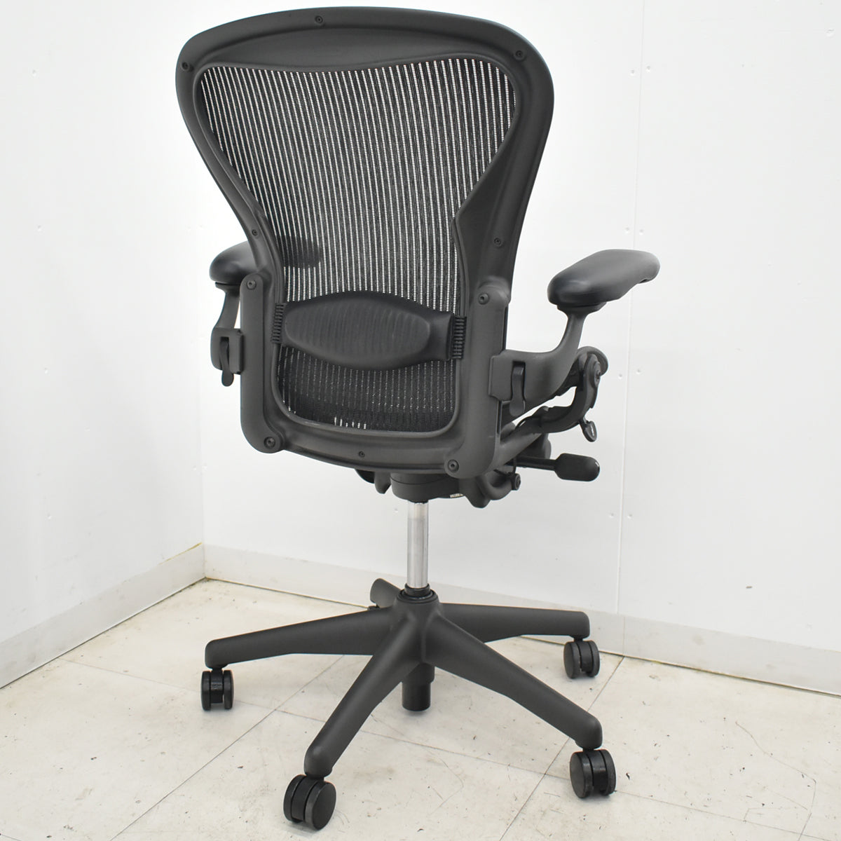 【中古】ハーマンミラー　アーロンチェア　Bサイズ　フル装備　ランバーサポート　可動肘（レバータイプ）　昇降ガス新品交換済　ブラック　2025122004【中古オフィス家具】