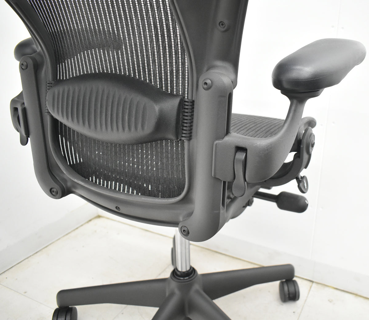 【中古】ハーマンミラー　アーロンチェア　Bサイズ　フル装備　ランバーサポート　可動肘（レバータイプ）　昇降ガス新品交換済　ブラック　2025122004【中古オフィス家具】