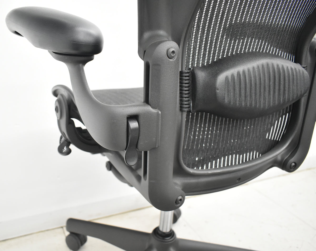 【中古】ハーマンミラー　アーロンチェア　Bサイズ　フル装備　ランバーサポート　可動肘（レバータイプ）　昇降ガス新品交換済　ブラック　2025122004【中古オフィス家具】