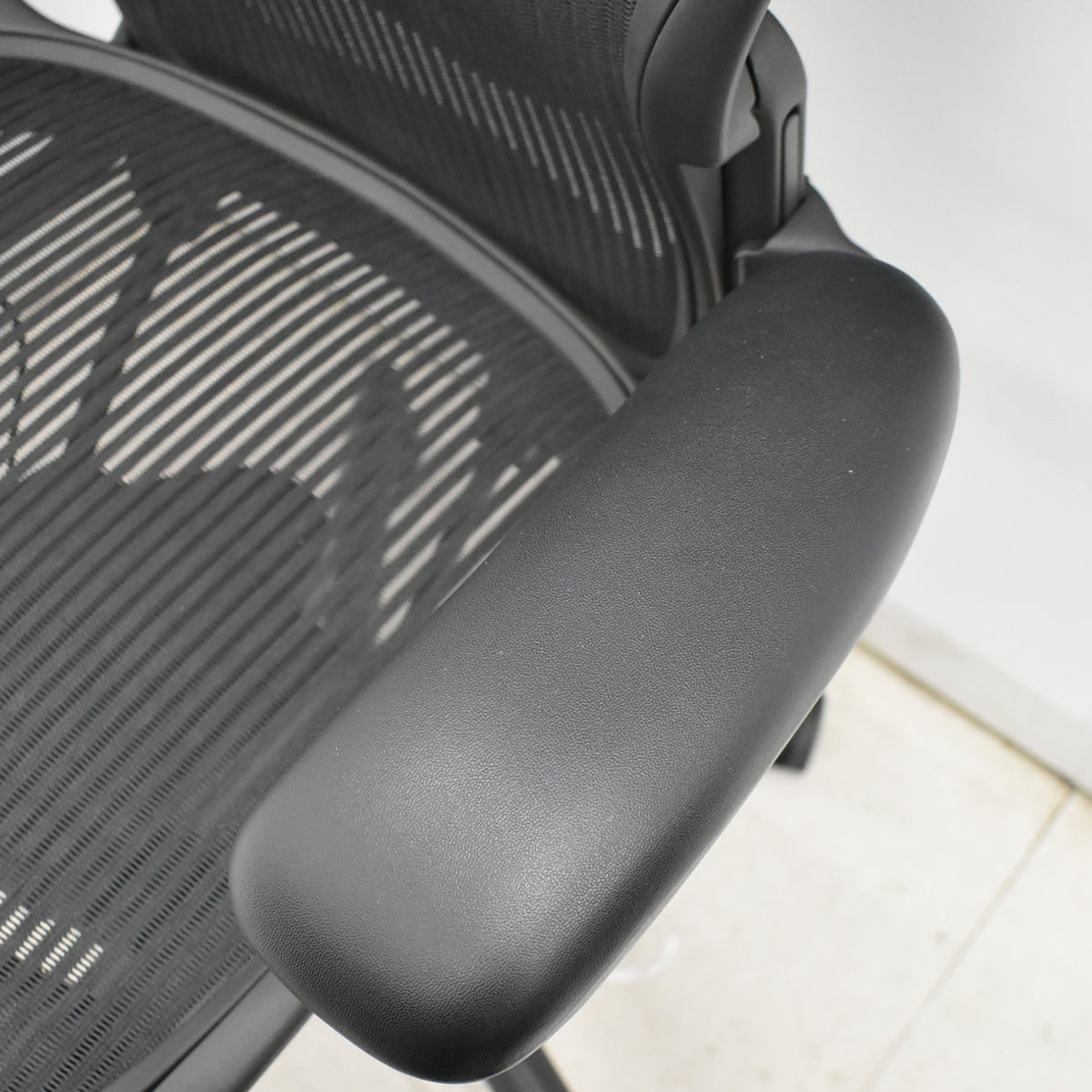 【中古】ハーマンミラー　アーロンチェア　スタンダード　Ｂサイズ　ランバーサポート　昇降ガス新品交換済　ブラック　2025122201【中古オフィス家具】