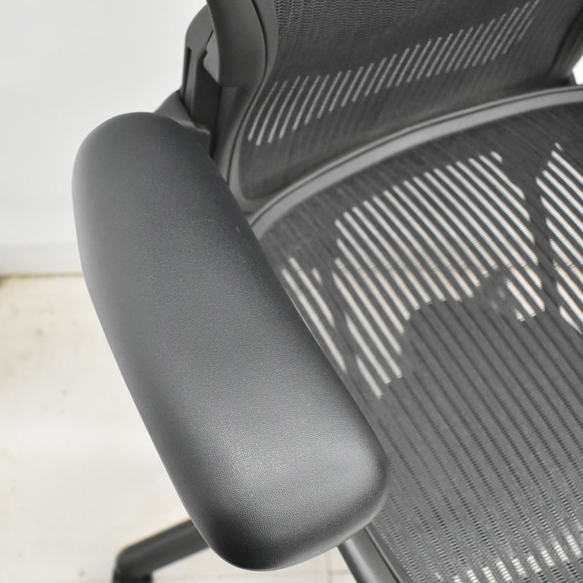 【中古】ハーマンミラー　アーロンチェア　スタンダード　Ｂサイズ　ランバーサポート　昇降ガス新品交換済　ブラック　2025122201【中古オフィス家具】