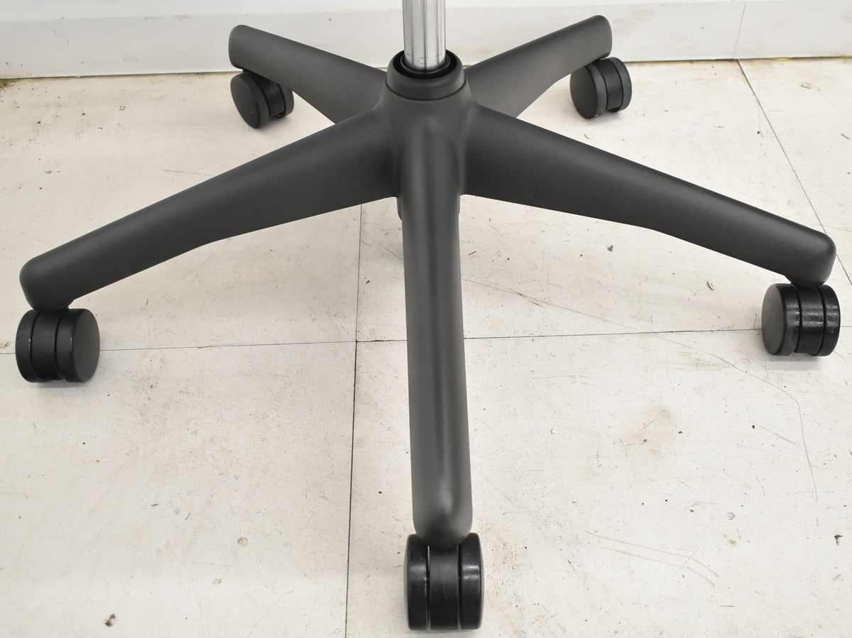 【中古】ハーマンミラー　アーロンチェア　スタンダード　Ｂサイズ　ランバーサポート　昇降ガス新品交換済　ブラック　2025122201【中古オフィス家具】