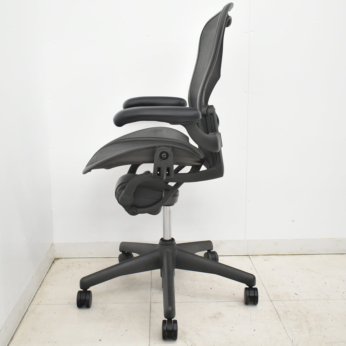 【中古】ハーマンミラー　アーロンチェア　スタンダード　Ｂサイズ　ランバーサポート　昇降ガス新品交換済　ブラック　2025122201【中古オフィス家具】