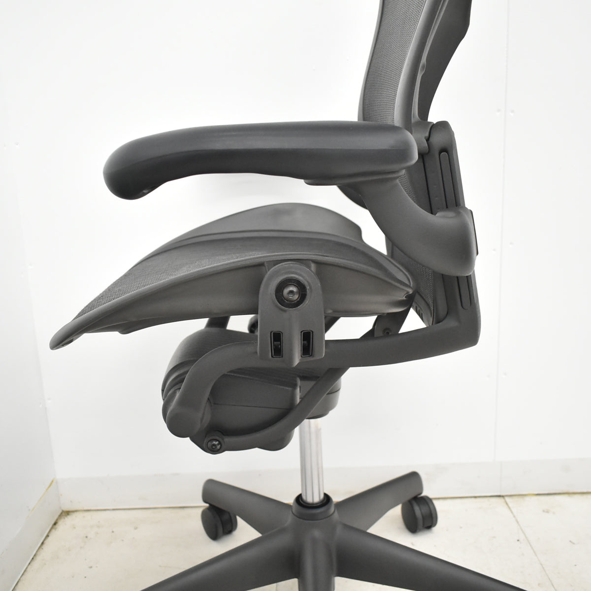 【中古】ハーマンミラー　アーロンチェア　スタンダード　Ｂサイズ　ランバーサポート　昇降ガス新品交換済　ブラック　2025122201【中古オフィス家具】