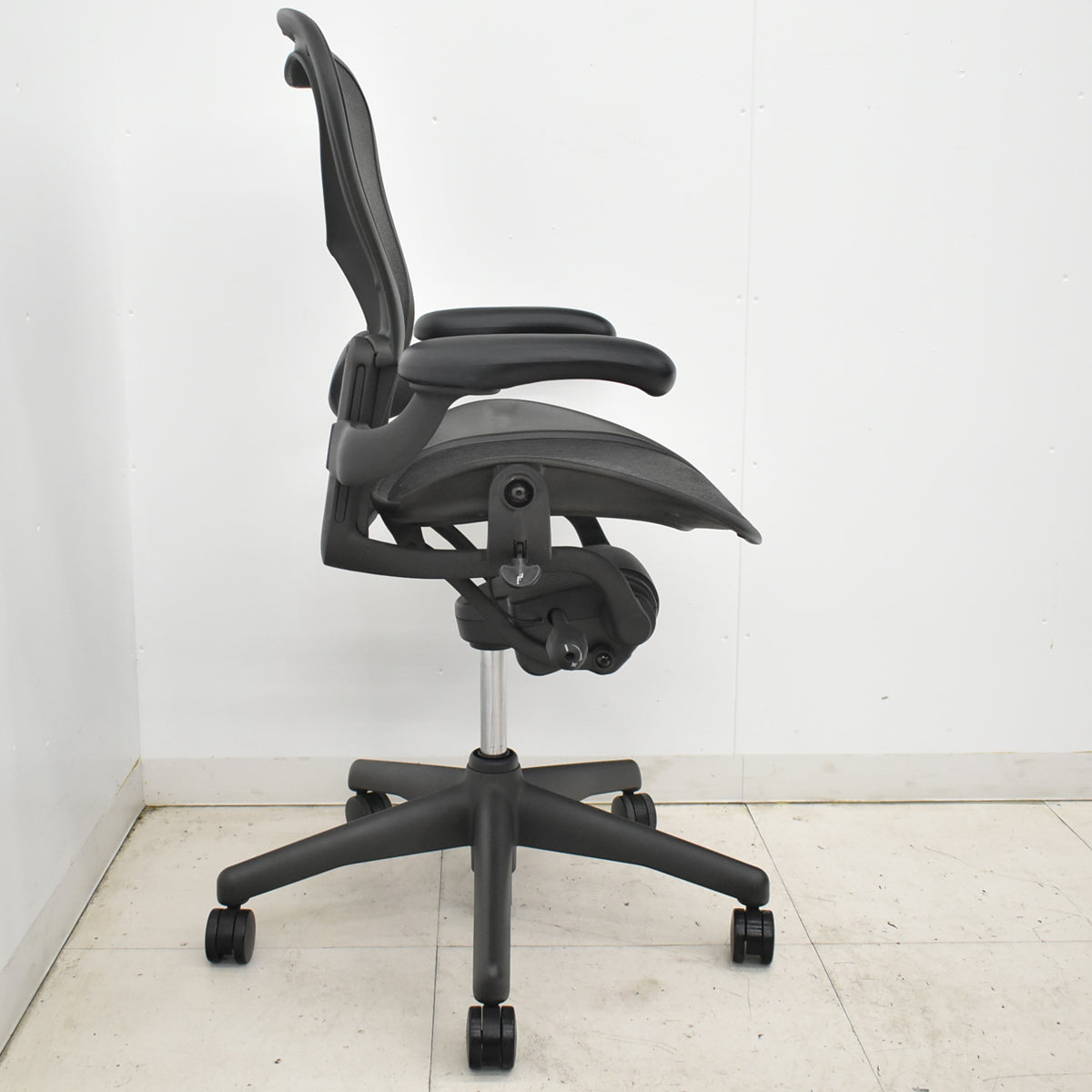 【中古】ハーマンミラー　アーロンチェア　スタンダード　Ｂサイズ　ランバーサポート　昇降ガス新品交換済　ブラック　2025122201【中古オフィス家具】