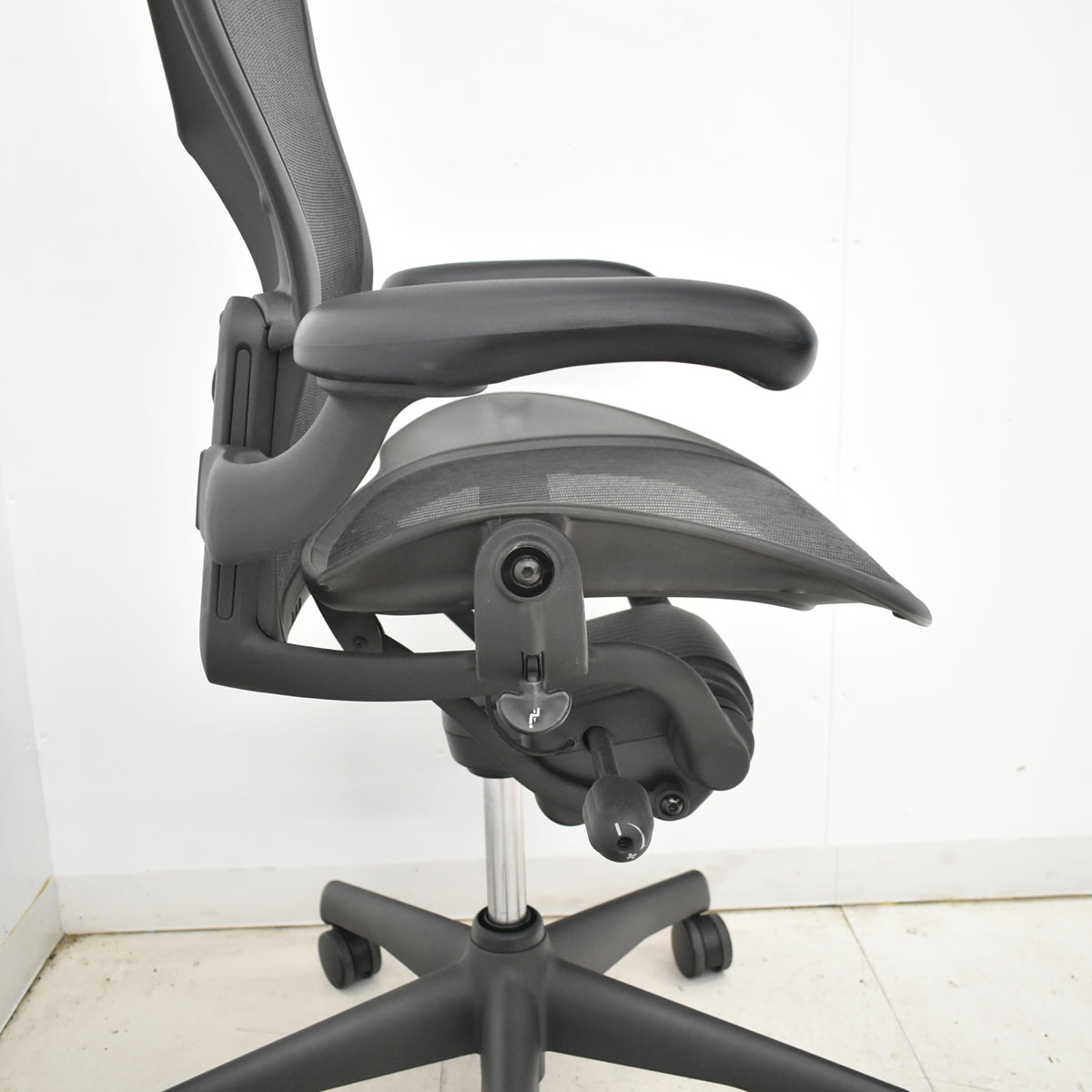 【中古】ハーマンミラー　アーロンチェア　スタンダード　Ｂサイズ　ランバーサポート　昇降ガス新品交換済　ブラック　2025122201【中古オフィス家具】
