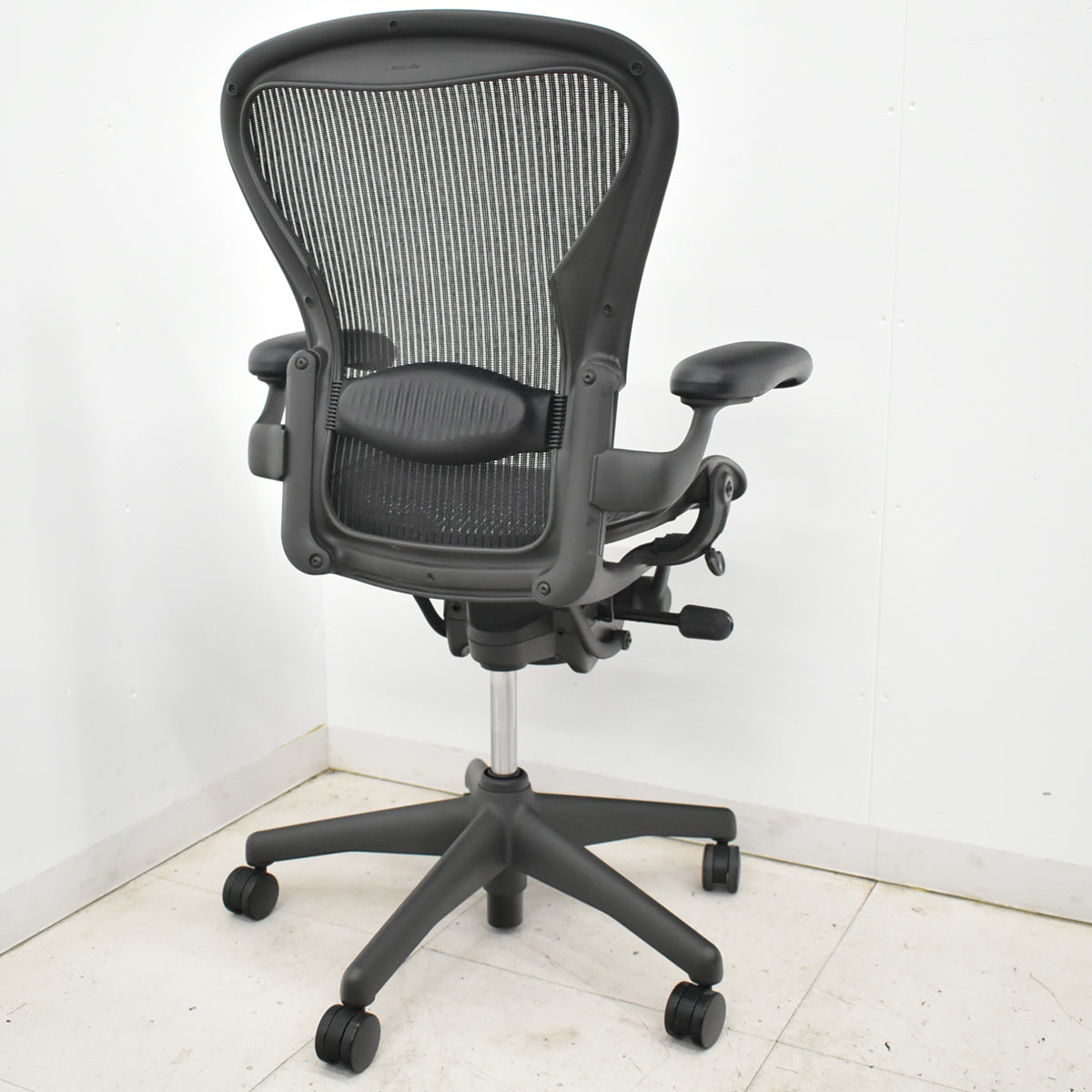 【中古】ハーマンミラー　アーロンチェア　スタンダード　Ｂサイズ　ランバーサポート　昇降ガス新品交換済　ブラック　2025122201【中古オフィス家具】