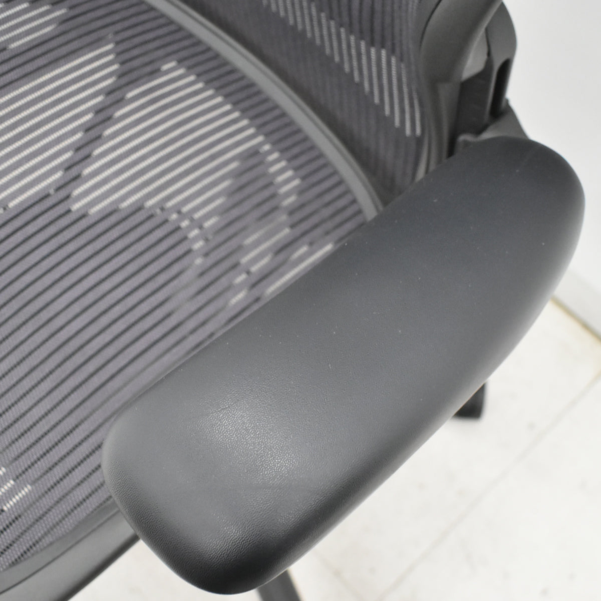 【中古】ハーマンミラー　アーロンチェア　Bサイズ　フル装備　ランバーサポート　グレー　2025122202【中古オフィス家具】