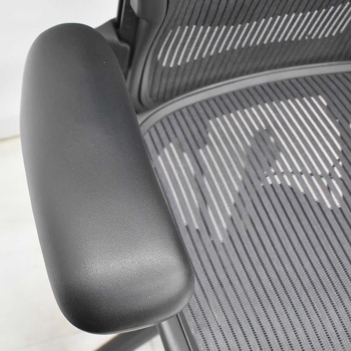 【中古】ハーマンミラー　アーロンチェア　Bサイズ　フル装備　ランバーサポート　グレー　2025122202【中古オフィス家具】