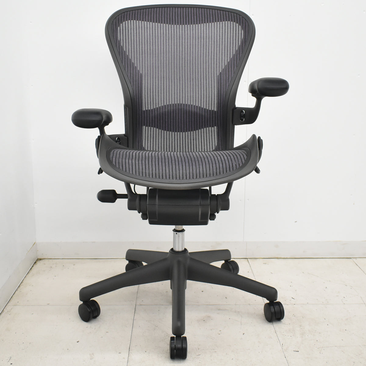 【中古】ハーマンミラー　アーロンチェア　Bサイズ　フル装備　ランバーサポート　グレー　2025122202【中古オフィス家具】