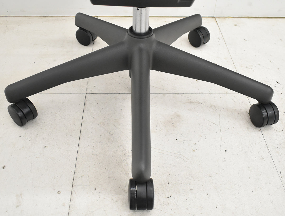 【中古】ハーマンミラー　アーロンチェア　Bサイズ　フル装備　ランバーサポート　グレー　2025122202【中古オフィス家具】