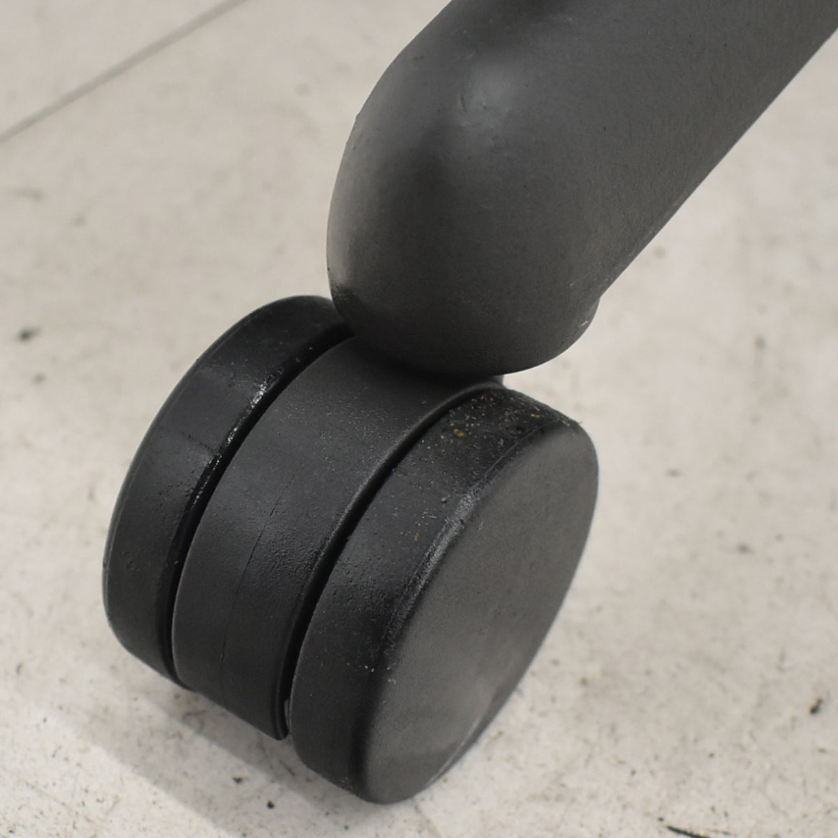 【中古】ハーマンミラー　アーロンチェア　Bサイズ　フル装備　ランバーサポート　グレー　2025122202【中古オフィス家具】