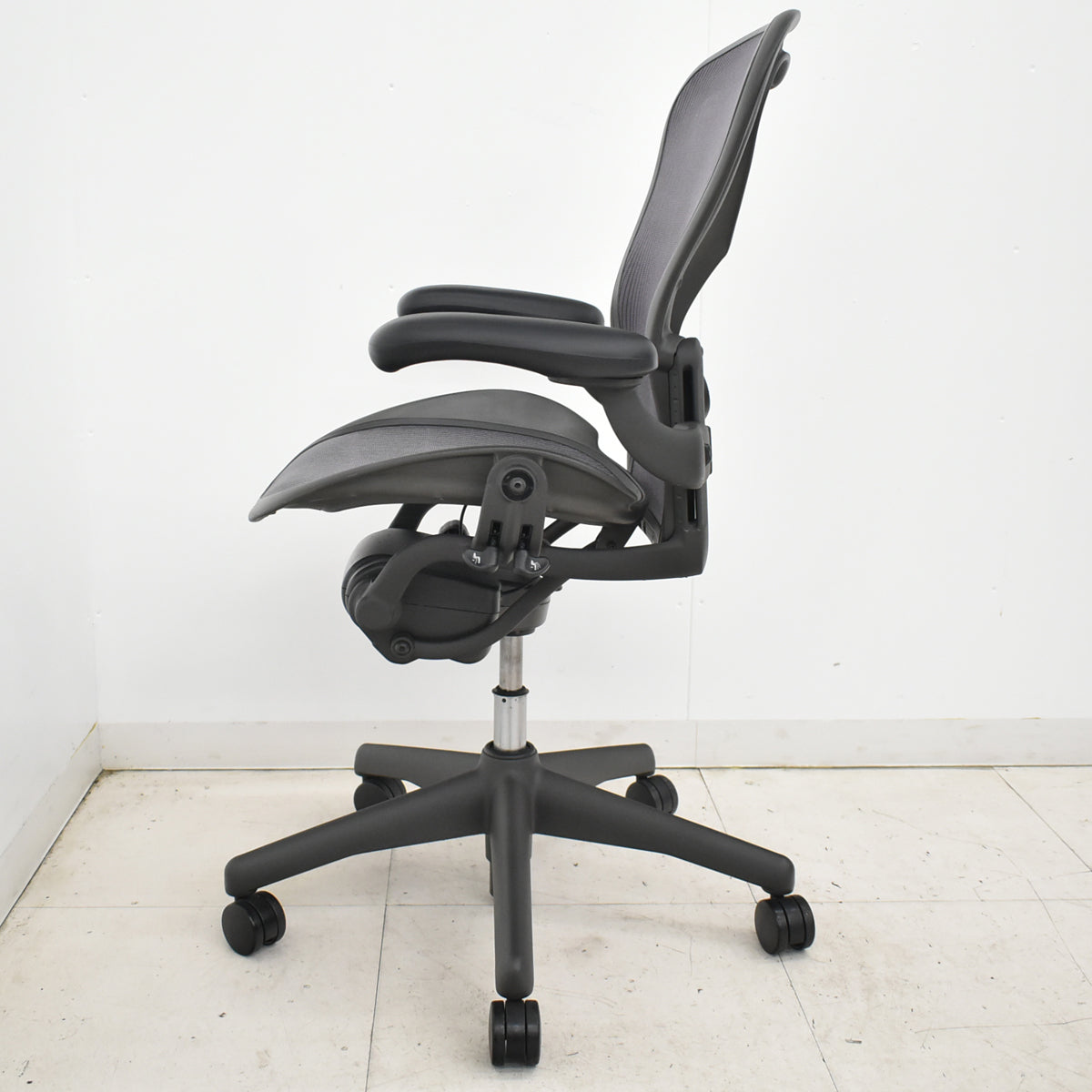 【中古】ハーマンミラー　アーロンチェア　Bサイズ　フル装備　ランバーサポート　グレー　2025122202【中古オフィス家具】