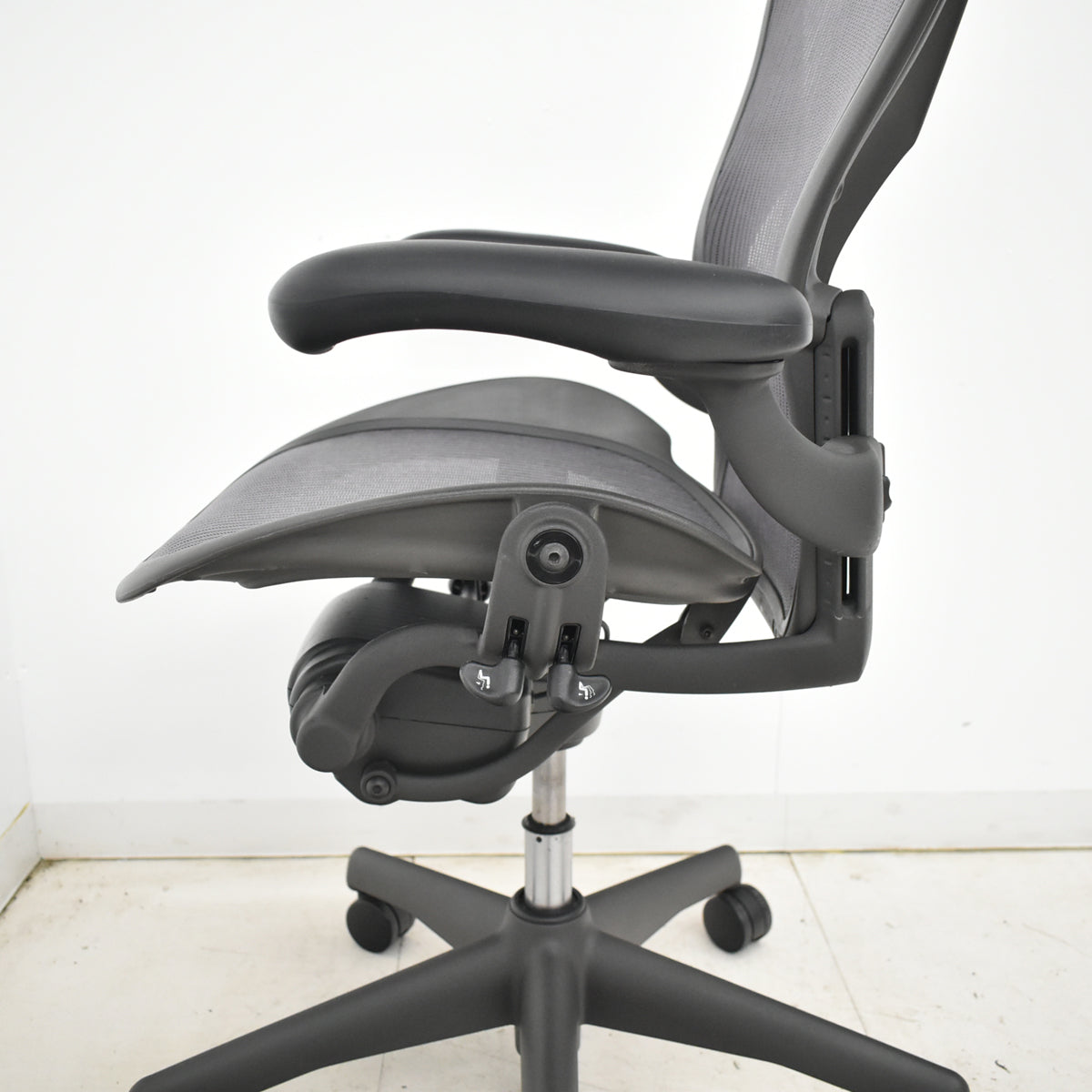 【中古】ハーマンミラー　アーロンチェア　Bサイズ　フル装備　ランバーサポート　グレー　2025122202【中古オフィス家具】
