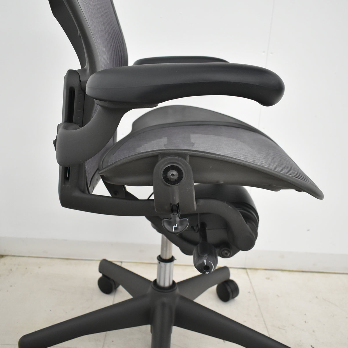 【中古】ハーマンミラー　アーロンチェア　Bサイズ　フル装備　ランバーサポート　グレー　2025122202【中古オフィス家具】