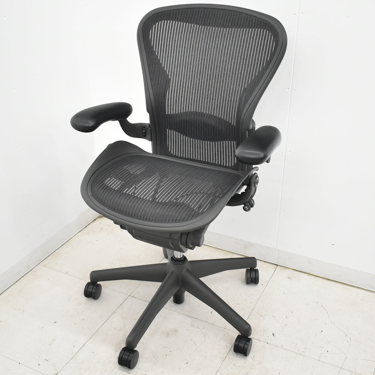 【中古】ハーマンミラー　アーロンチェア　Bサイズ　フル装備　ランバーサポート　昇降ガス新品交換済　ブラック　2025122203【中古オフィス家具】