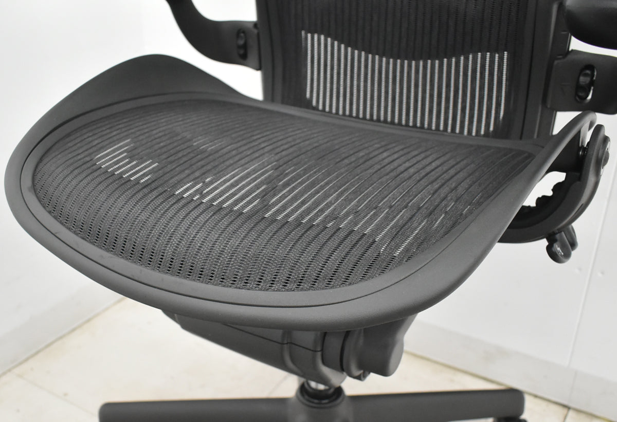 【中古】ハーマンミラー　アーロンチェア　Bサイズ　フル装備　ランバーサポート　昇降ガス新品交換済　ブラック　2025122203【中古オフィス家具】