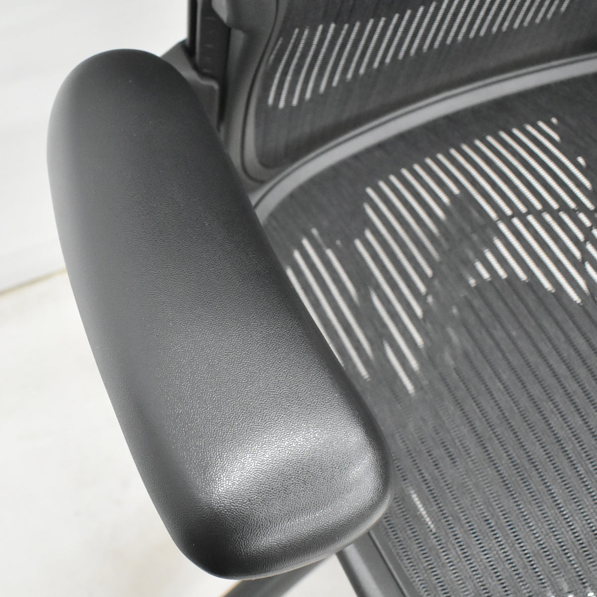 【中古】ハーマンミラー　アーロンチェア　Bサイズ　フル装備　ランバーサポート　昇降ガス新品交換済　ブラック　2025122203【中古オフィス家具】