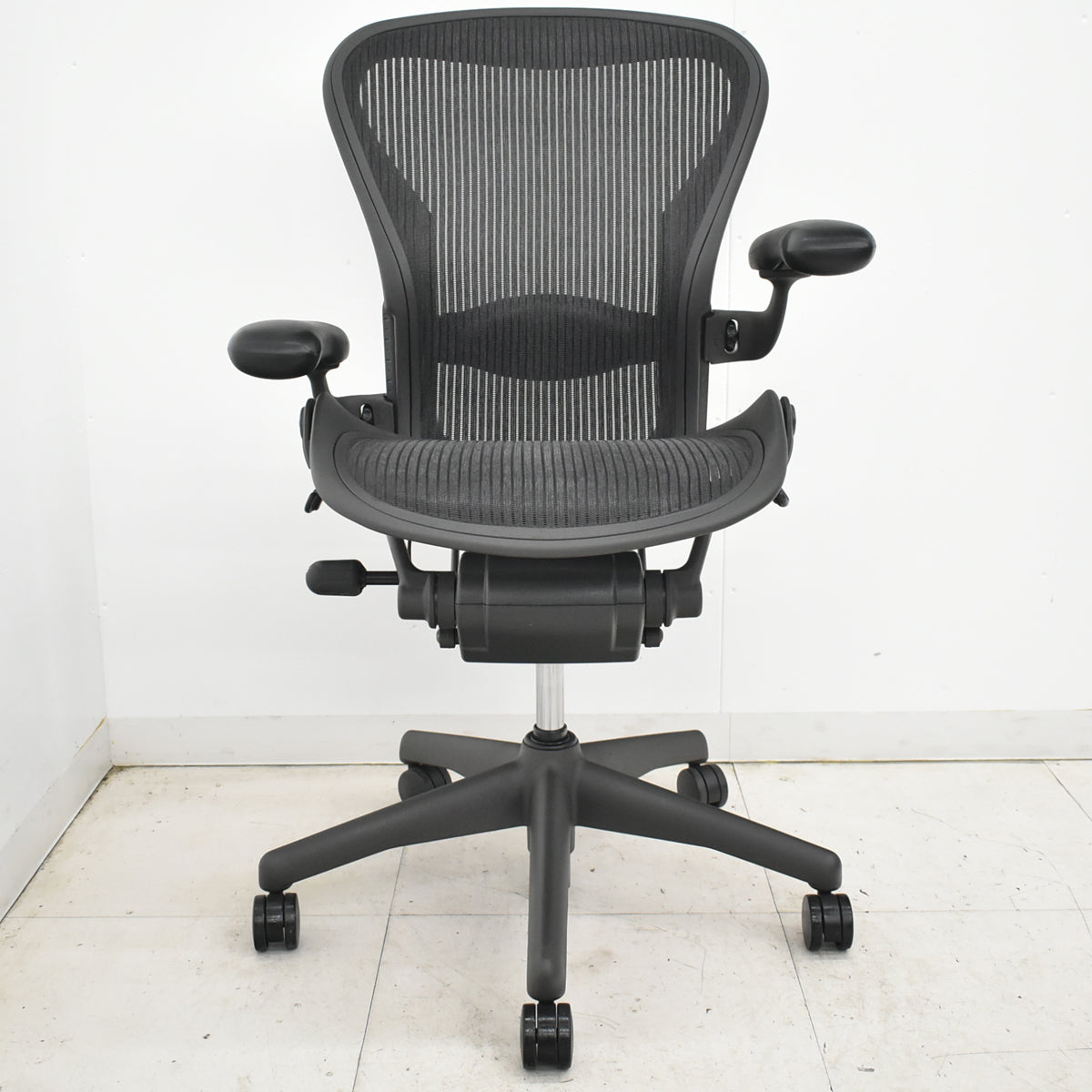 【中古】ハーマンミラー　アーロンチェア　Bサイズ　フル装備　ランバーサポート　昇降ガス新品交換済　ブラック　2025122203【中古オフィス家具】