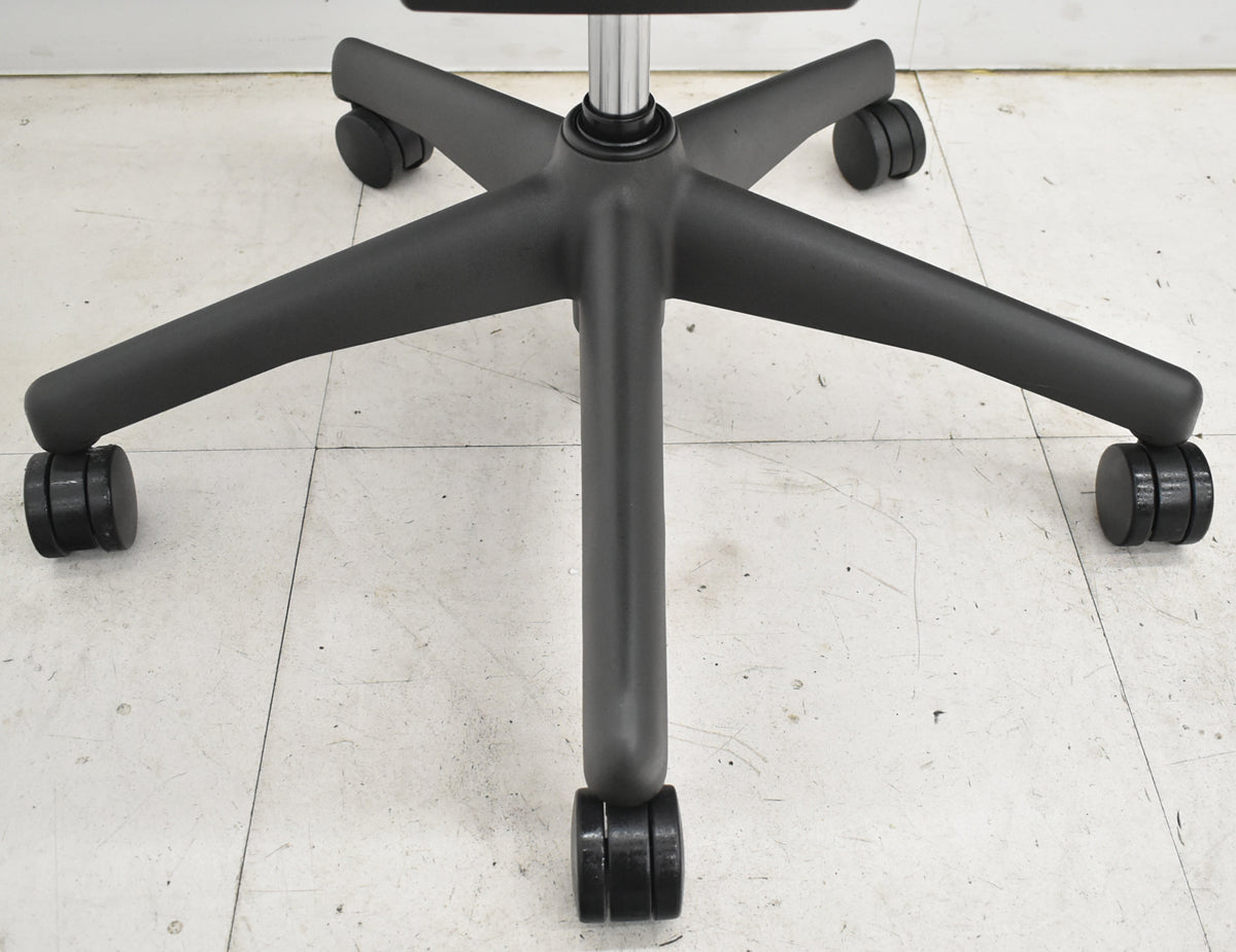 【中古】ハーマンミラー　アーロンチェア　Bサイズ　フル装備　ランバーサポート　昇降ガス新品交換済　ブラック　2025122203【中古オフィス家具】