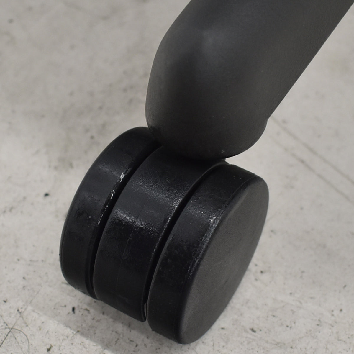 【中古】ハーマンミラー　アーロンチェア　Bサイズ　フル装備　ランバーサポート　昇降ガス新品交換済　ブラック　2025122203【中古オフィス家具】