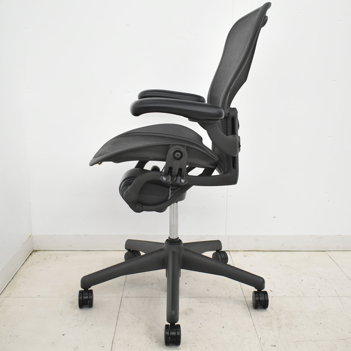 【中古】ハーマンミラー　アーロンチェア　Bサイズ　フル装備　ランバーサポート　昇降ガス新品交換済　ブラック　2025122203【中古オフィス家具】