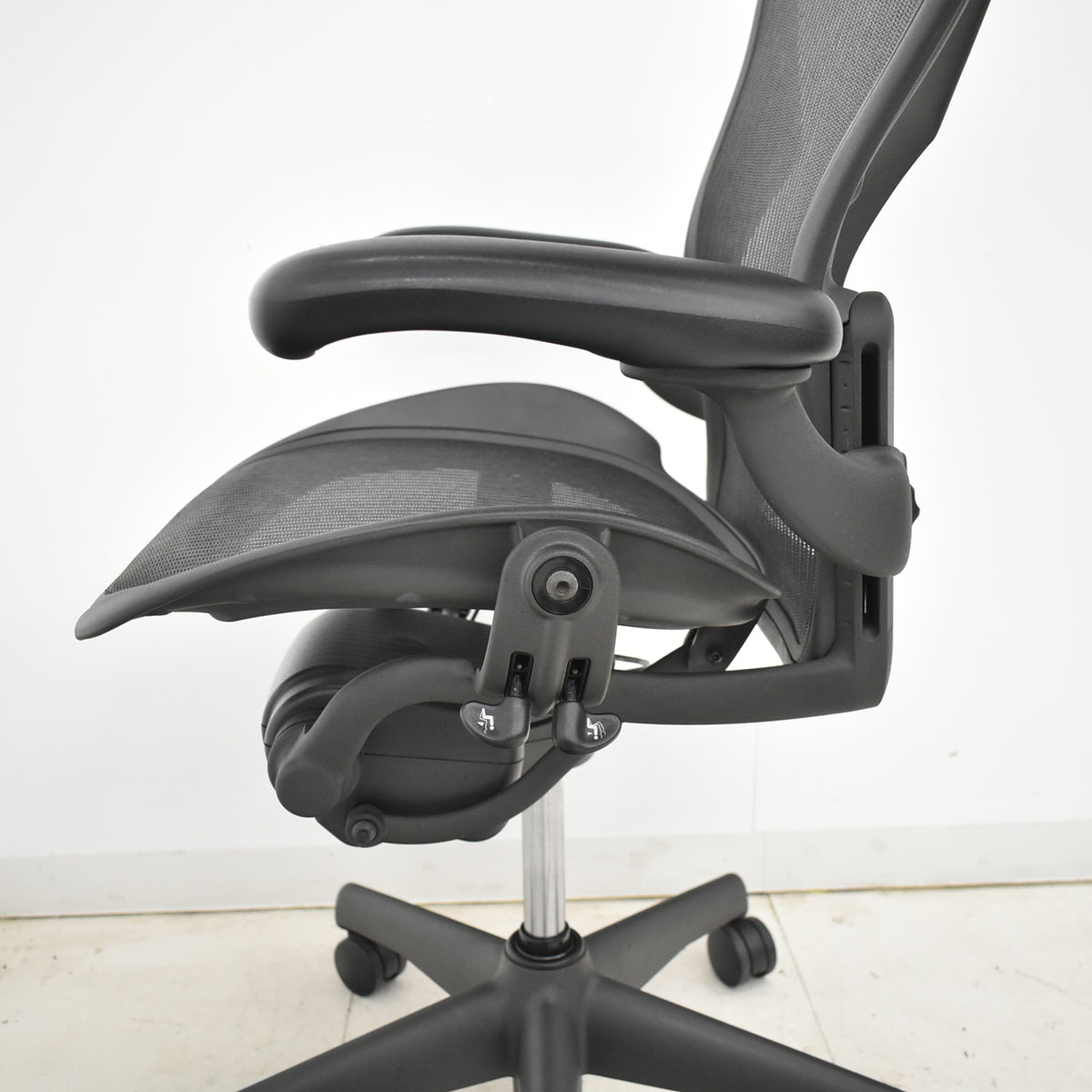【中古】ハーマンミラー　アーロンチェア　Bサイズ　フル装備　ランバーサポート　昇降ガス新品交換済　ブラック　2025122203【中古オフィス家具】