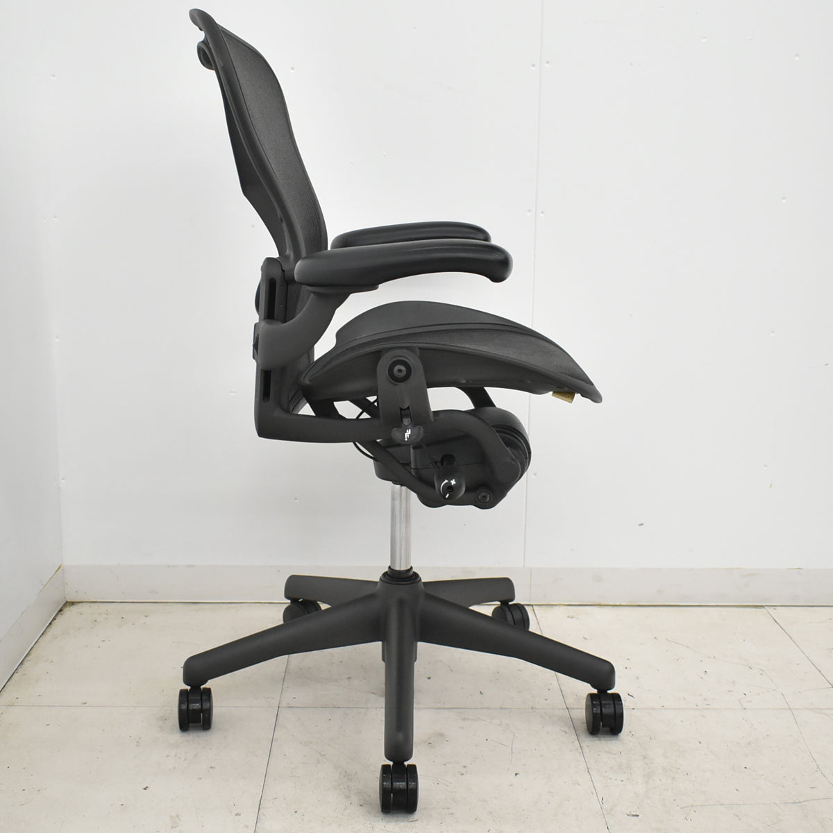 【中古】ハーマンミラー　アーロンチェア　Bサイズ　フル装備　ランバーサポート　昇降ガス新品交換済　ブラック　2025122203【中古オフィス家具】