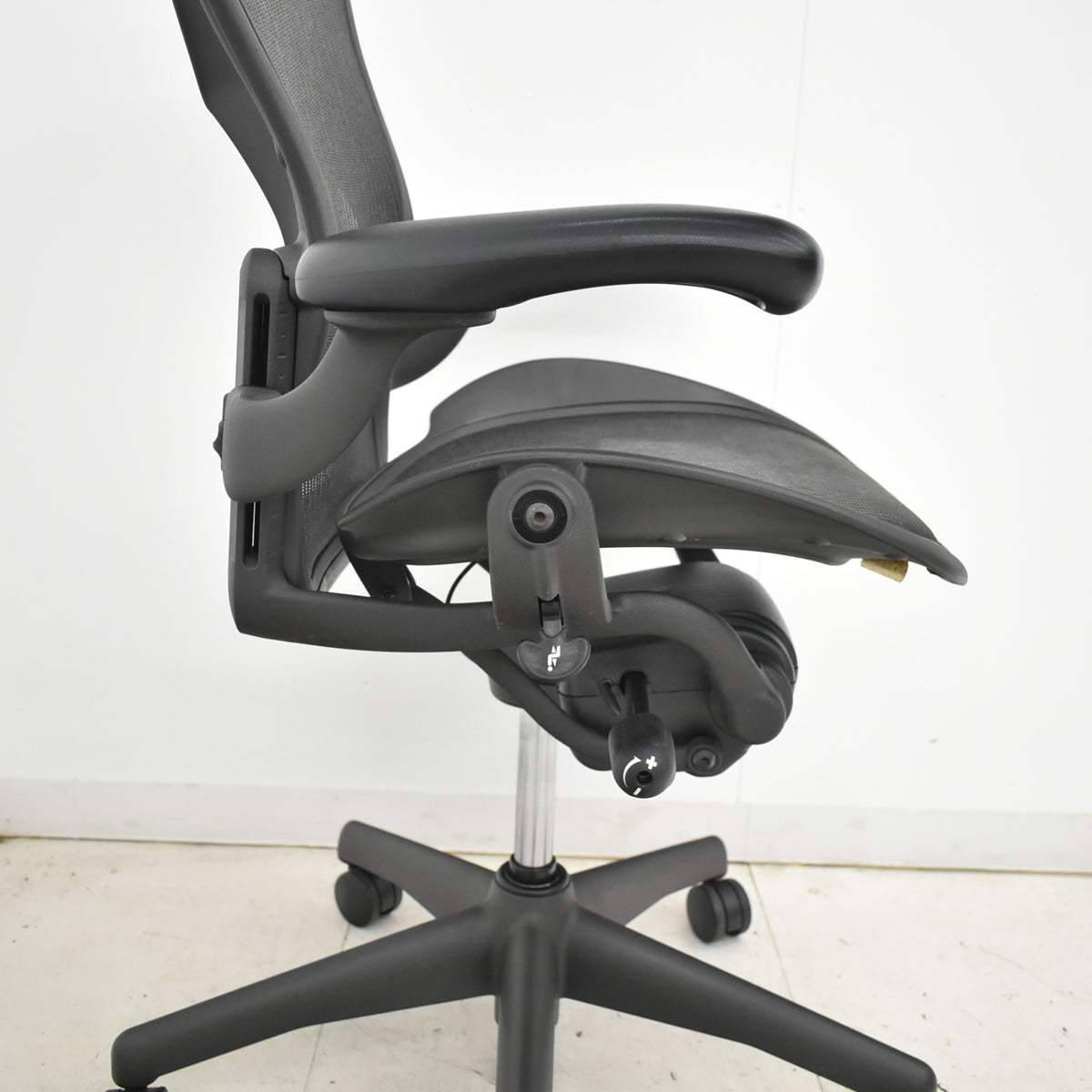 【中古】ハーマンミラー　アーロンチェア　Bサイズ　フル装備　ランバーサポート　昇降ガス新品交換済　ブラック　2025122203【中古オフィス家具】