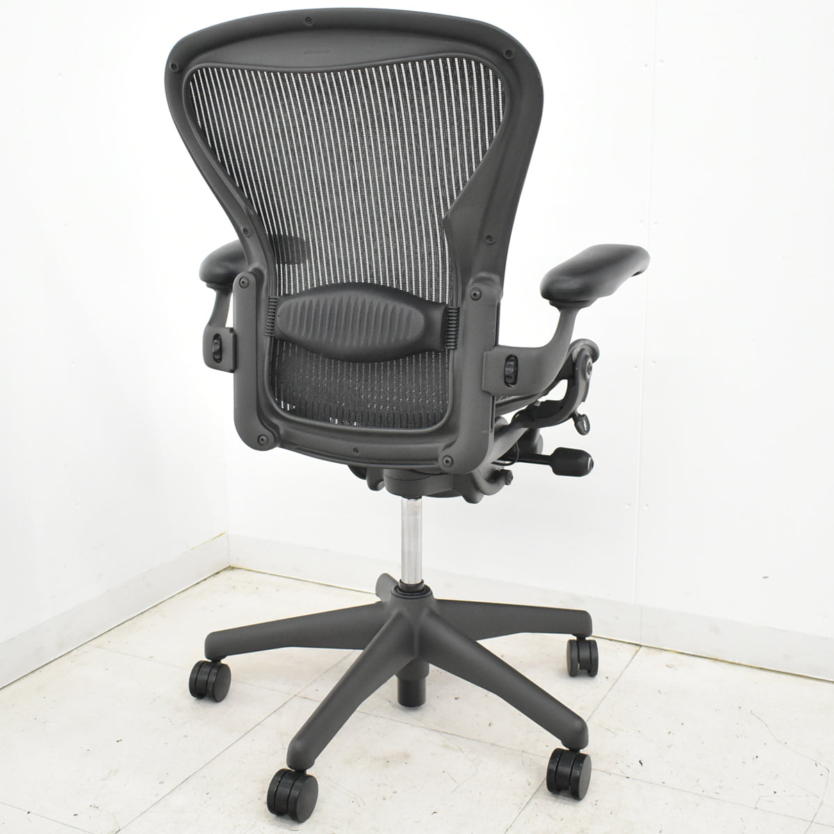 【中古】ハーマンミラー　アーロンチェア　Bサイズ　フル装備　ランバーサポート　昇降ガス新品交換済　ブラック　2025122203【中古オフィス家具】