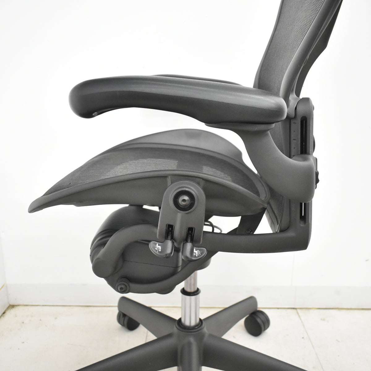 【中古】ハーマンミラー　アーロンチェア　Aサイズ　フル装備　ランバーサポート　ブラック　2025122204【中古オフィス家具】