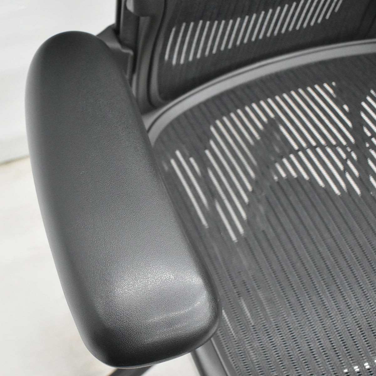 【中古】ハーマンミラー　アーロンチェア　Aサイズ　フル装備　ランバーサポート　ブラック　2025122205【中古オフィス家具】
