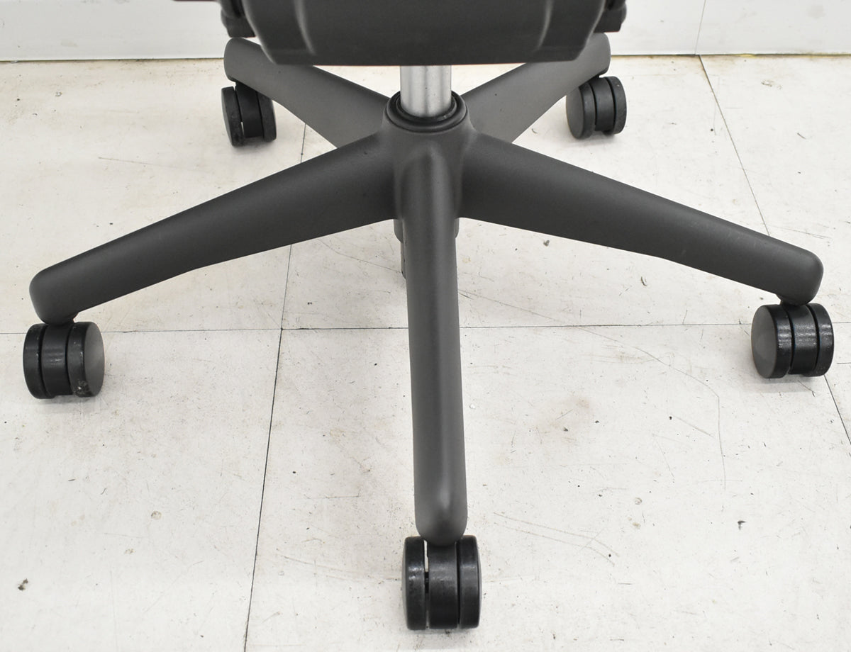 【中古】ハーマンミラー　アーロンチェア　Aサイズ　フル装備　ランバーサポート　ブラック　2025122205【中古オフィス家具】